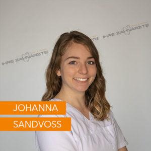 Portrait von Johanna Sandvoss, einer Zahnarzthelferin, die in einer modernen Zahnarztpraxis arbeitet. Sie trägt eine weiße Arbeitskleidung und lächelt freundlich in die Kamera. Im Hintergrund ist das Logo der Zahnarztpraxis sichtbar.