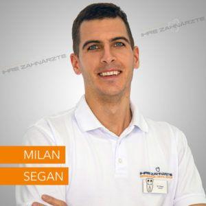 Portrait von Milan Segan, einem Zahnarzt in einem weißen Poloshirt, lächelnd vor einem neutralen Hintergrund. Das Bild vermittelt Professionalität und Freundlichkeit, ideal für die Zahnarztpraxis.